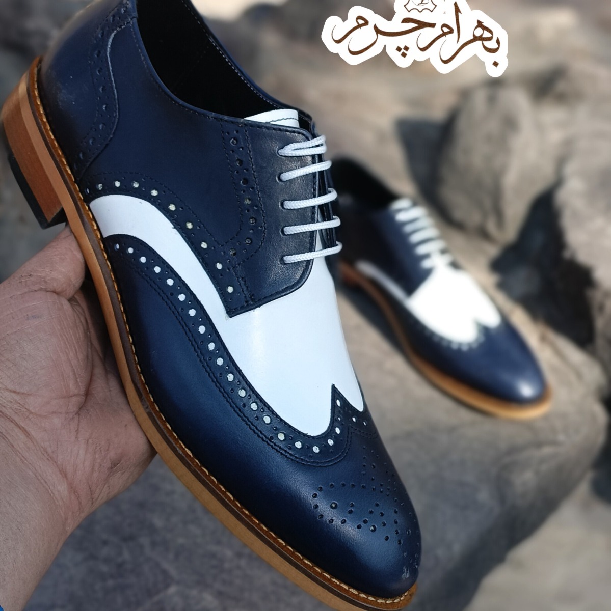 9wU6WAFw1MZ0PUyRSQNEUJHwm2ByHOBsVrUHLHwN.jpg کفش مردانه رسمی چرم طبیعی مدل ویلسون سرمه ای سفید - تصویر 1